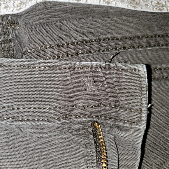 Lee Women's Olive Cargo Shorts Longer Length - Picture 6 of 6